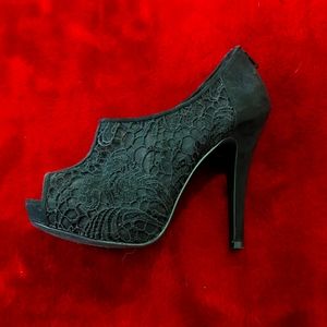 Lace Black Pumps